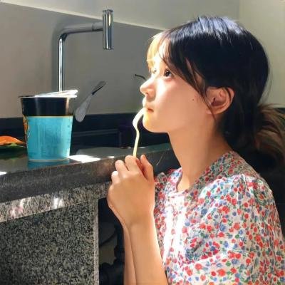 埃舍尔街的红色邮筒